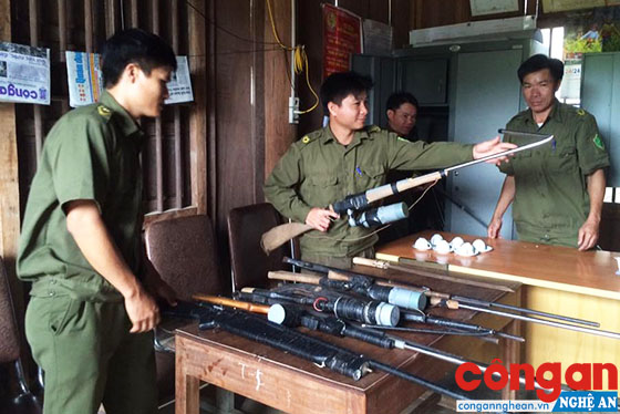 Qua công tác vận động nhân dân giao nộp vũ khí, Công an huyện Con Cuông đã thu hồi hàng trăm khẩu súng các loại