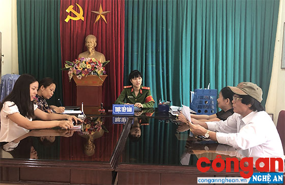 Cán bộ Công an phường Hà Huy Tập tiếp nhận phản hồi thông tin từ quần chúng nhân dân