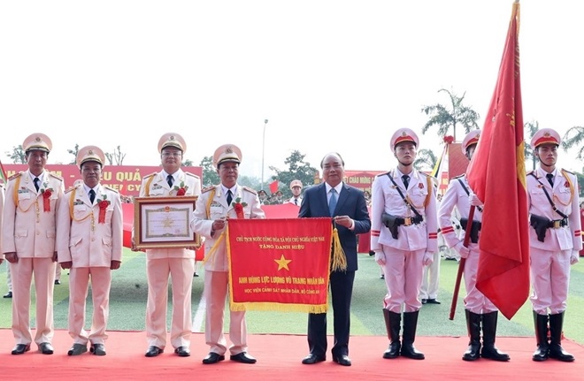 Thủ tướng Nguyễn Xuân Phúc trao danh hiệu Anh hùng Lực lượng vũ trang nhân dân thời kỳ kháng chiến chống Mỹ cứu nước của Chủ tịch nước tặng Học viện CSND