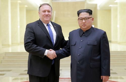 Bộ trưởng Ngoại giao Mỹ Mike Pompeo và nhà lãnh đạo Triều Tiên Kim Jong-un. Nguồn: Reuters