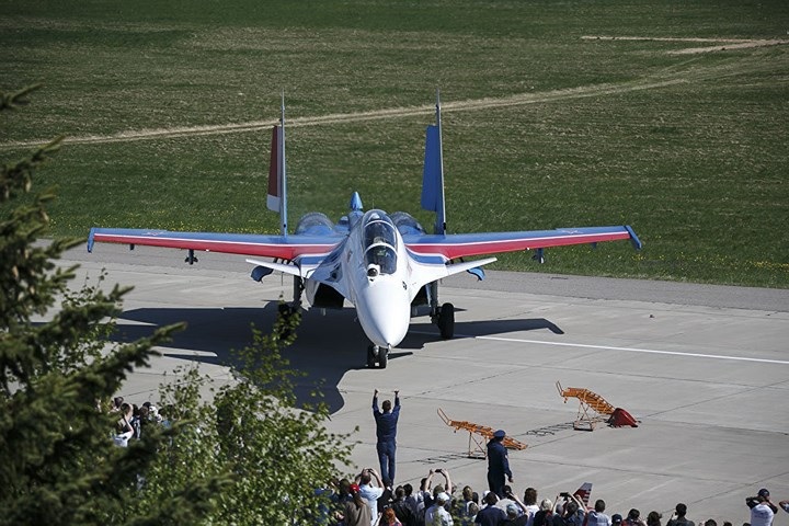 Chiếc Su-30M của đội Russian Knights (Kỵ sỹ nước Nga) đang chuẩn bị bay biểu diễn.