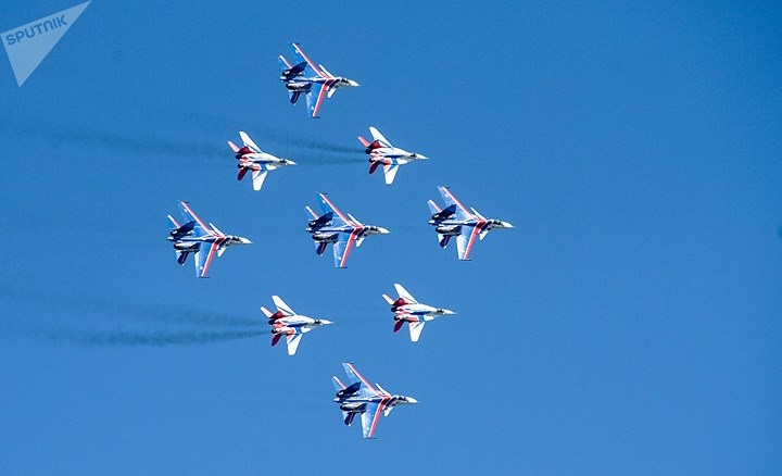 Những chiếc Su-30 của đội bay Russian Knights (Kỵ sỹ nước Nga) và MiG-29 của đội bay Strizhi cùng biểu diễn trên không.