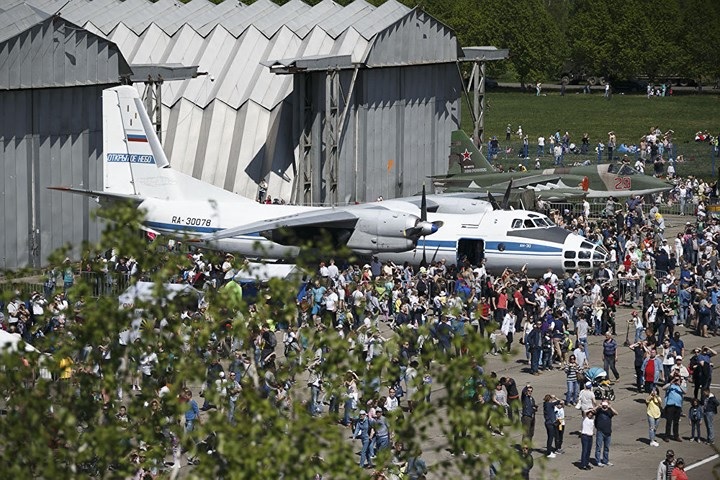 Máy bay An-30 và Su-25 trưng bày trên mặt đất.