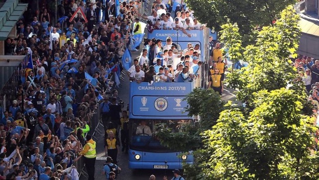 Xe buýt 2 tầng chở cầu thủ Man City rước cúp qua các tuyến phố ở Manchester