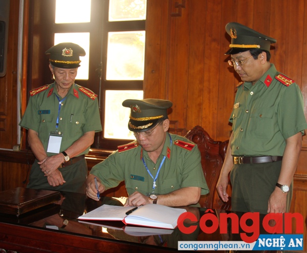 Đồng chí Thiếu tướng Nguyễn Hải Trung, Phó Tổng cục trưởng Tổng cục Chính trị CAND ghi sổ vàng lưu niệm tại Nhà tưởng niệm cố Bộ trưởng Trần Quốc Hoàn