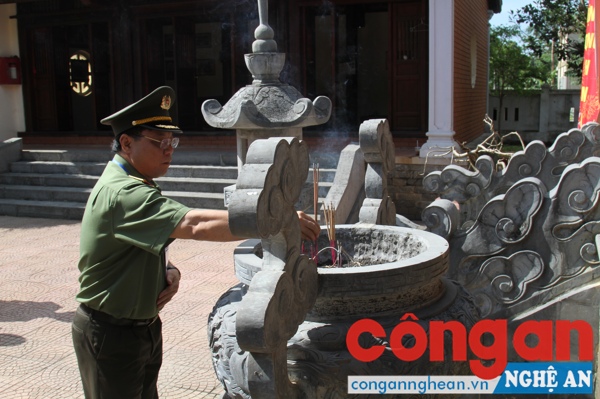 Đồng chí Thiếu tướng Nguyễn Hải Trung dâng hương tại khu tưởng niệm cố Bộ trưởng Trần Quốc Hoàn