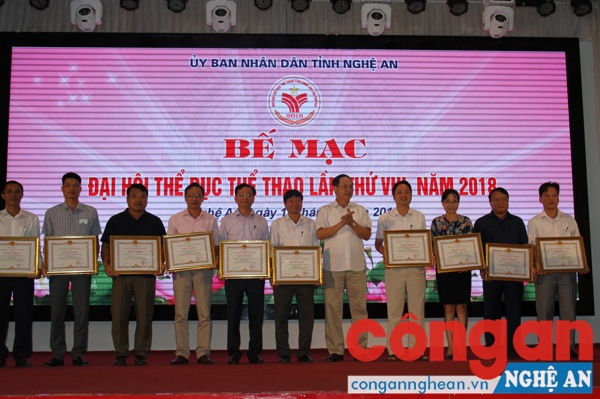 Đồng chí  Lê Minh Thông tặng Bằng khen cho 10 tập thể cấp huyện đạt thành tích xuất sắc