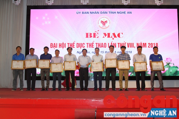Đ/c Hồ Mậu Thanh tặng Bằng khen cho 10 đơn vị cấp xã có thành tích xuất sắc trong việc tổ chức Đại hội TDTT cấp xã