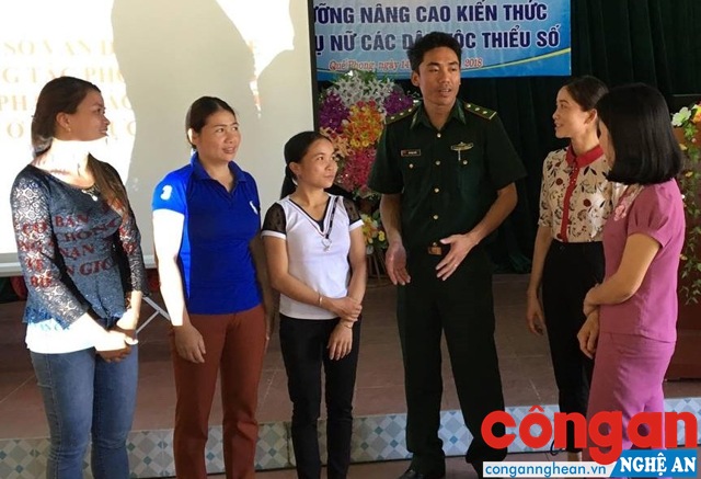 Cán bộ Đồn Biên phòng Hạnh Dịch trao đổi kinh nghiệm công tác phòng, chống tội phạm mua bán người với phụ nữ địa phương