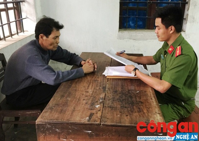 Cán bộ Công an huyện Quỳnh Lưu lấy lời khai của đối tượng trong 1 chuyên án ma túy