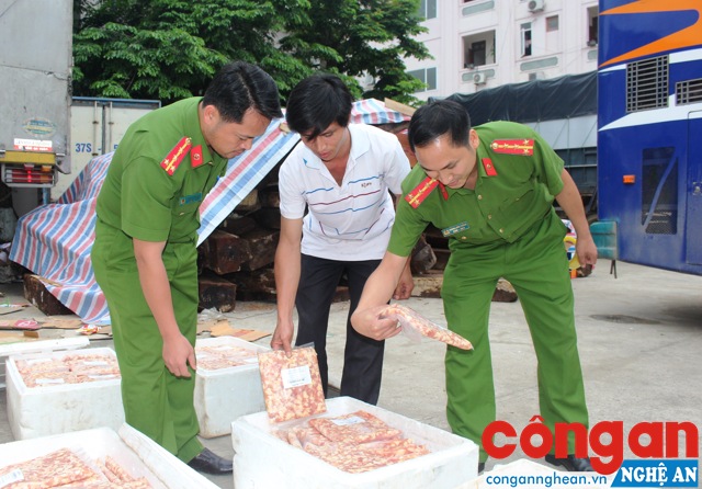 Cán bộ Đội 4, Phòng Cảnh sát Môi trường kiểm tra tang vật trong 1 vụ vi phạm an toàn thực phẩm