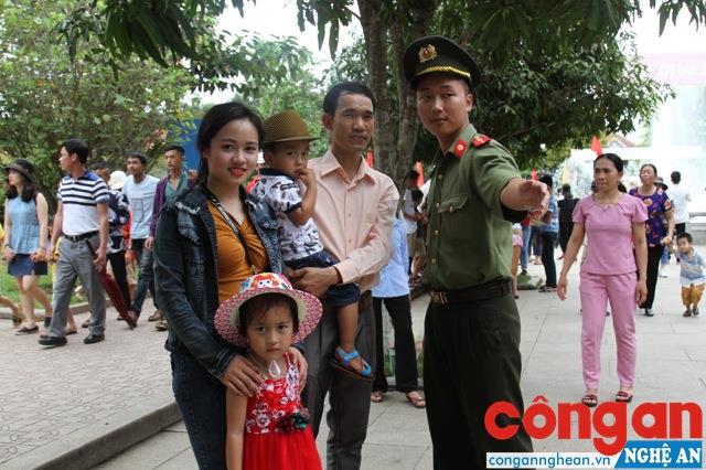 CBCS Công an huyện Nam Đàn hướng dẫn 1 gia đình lần đầu tiên                  đến quê Bác nhân dịp kỷ niệm 128 Ngày sinh của Người