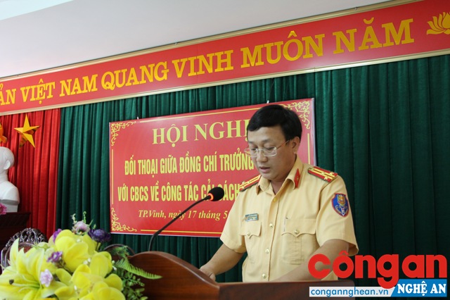Trung tá Trần Đình Khương Phó Trưởng Phòng CSGT báo cáo kết quả công tác CCHC Phòng CSGT