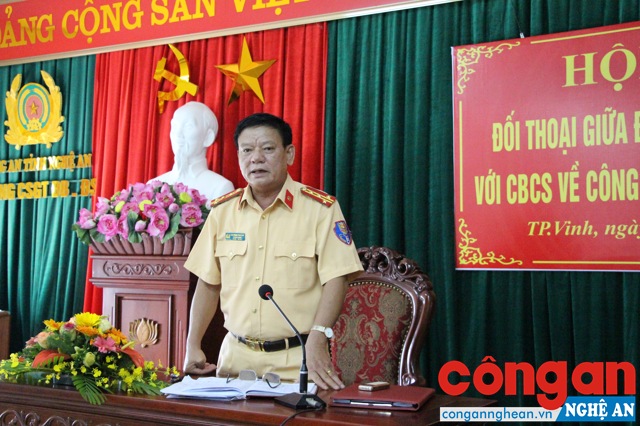 Đại tá Cao Minh Phượng Trưởng Phòng CSGT đối thoại với cán bộ chiến sỹ. 