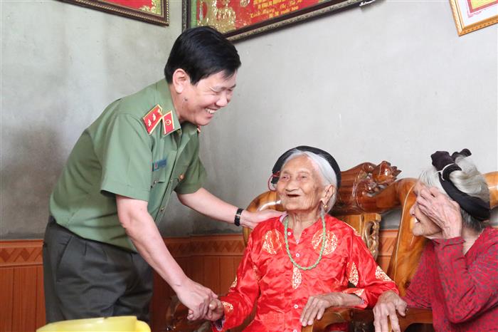 Đồng chí Thứ trưởng tặng quà mẹ liệt sỹ Nguyễn Thị Hoài