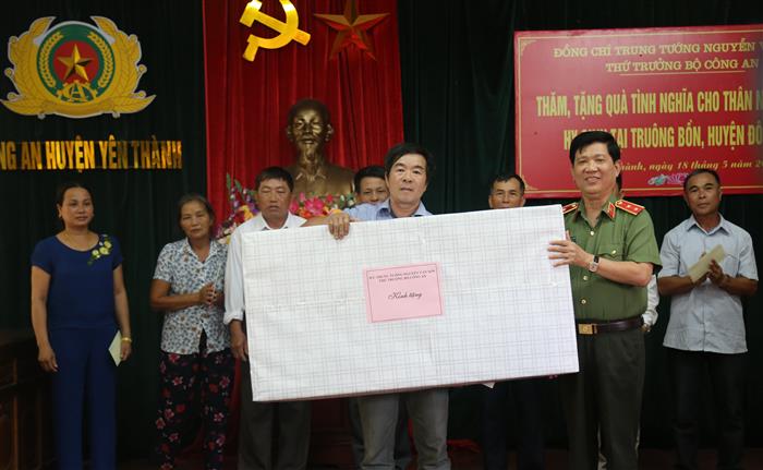 Đồng chí Thứ trưởng Nguyễn Văn Sơn tặng quà cho 09 thân nhân liệt sỹ hy sinh tại Truông Bồn.