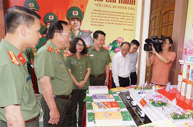 Thứ trưởng Nguyễn Văn Thành cùng các đại biểu tham quan triển lãm sách.