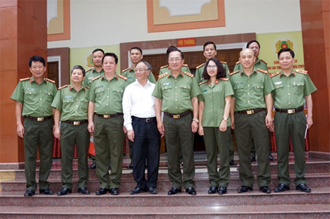 Thứ trưởng Nguyễn Văn Thành chụp ảnh kỷ niệm với các đại biểu.