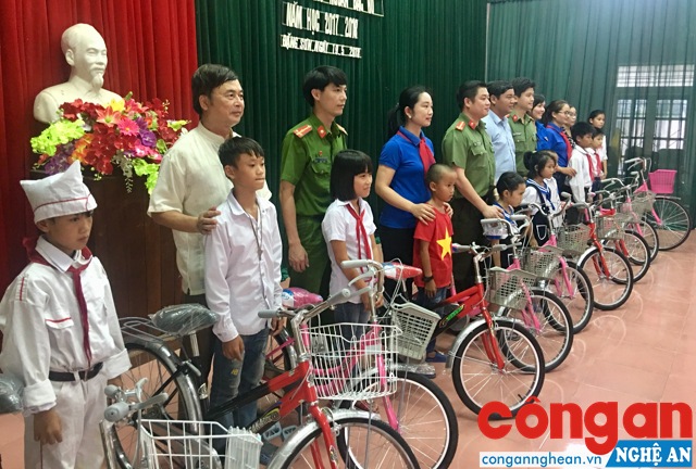 Đoàn thanh niên Công an tỉnh trao 10 chiếc xe đạp cho 10 cháu ngoan Bác Hồ tiêu biểu.