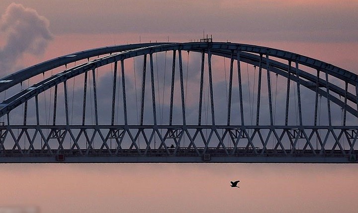 Cầu được hoàn thành trước kế hoạch tới 6 tháng. Các tàu thủy có thể chui qua gầm cầu ở chỗ sâu nhất của Eo biển Kerch. Ảnh: TASS.