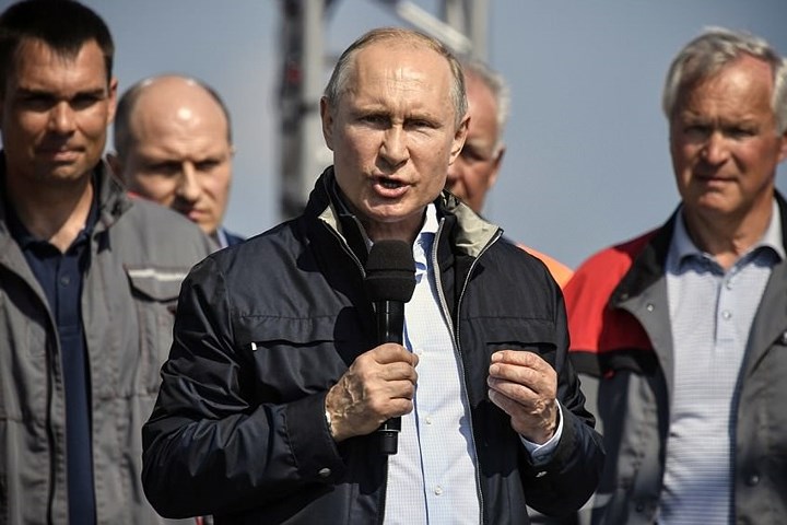 Tổng thống Nga Putin phát biểu tại lễ khánh thành cầu Eo biển Kerch. Cả các Sa hoàng và lãnh tụ Stalin mới chỉ mơ về việc xây được cầu nối Crimea và đất liền Nga. Ảnh: AP.