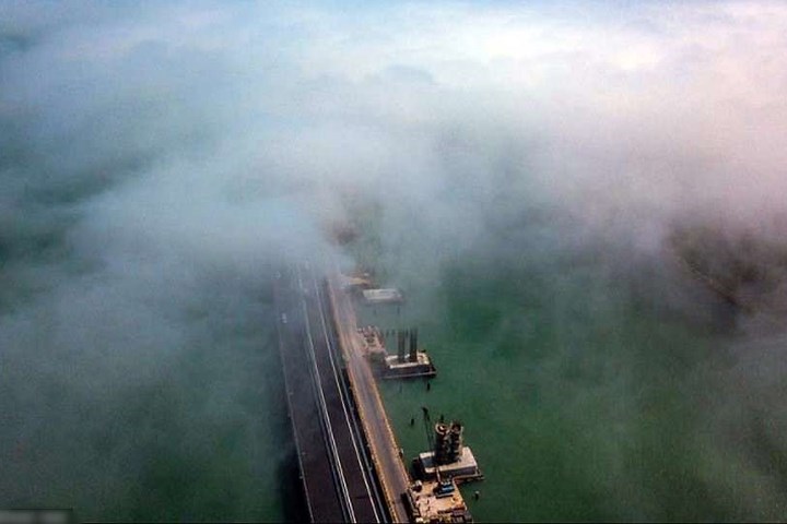 Cầu Crimea nhìn qua mây mù. Ảnh: MostLife.