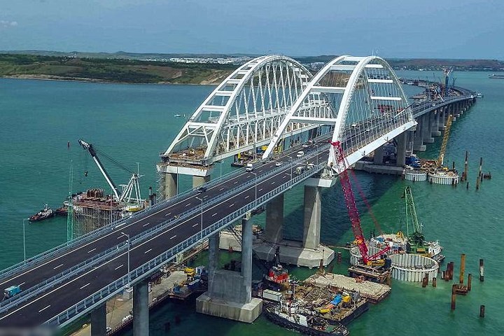 Cây cầu này có ý nghĩa lớn đối với Nga, giúp họ tiếp tế dễ dàng cho bán đảo Crimea sau khi được sáp nhập vào Nga từ Ukraine. Ảnh: East2west.