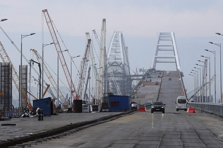 Người Nga đã cho chạy thử các loại xe trọng tải lớn trên cầu này trước khi Tổng thống Putin đến khánh thành cầu vào hôm 15/5. Ảnh: East2west.