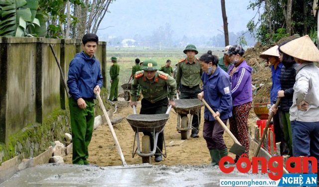 Công an huyện Nam Đàn được đánh giá là đơn vị đi đầu trong giúp đỡ nhân dân xây dựng nông thôn mới