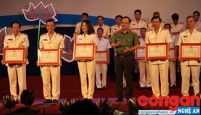 Đồng chí Thượng tướng Nguyễn Văn Thành, Thứ trưởng Bộ Công an trao giải Nhất toàn đoàn cho các đơn vị