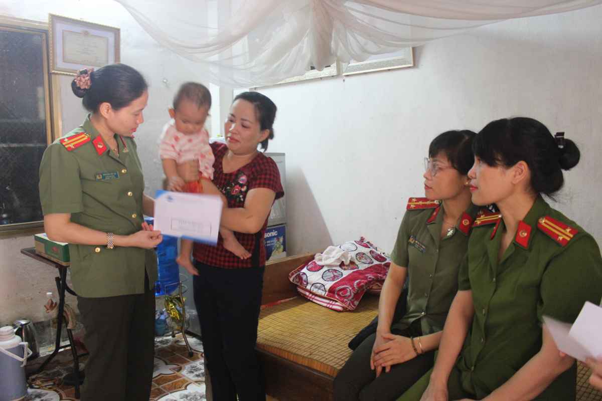 Tặng quà cho gia đình chị Đặng Thị Thơm