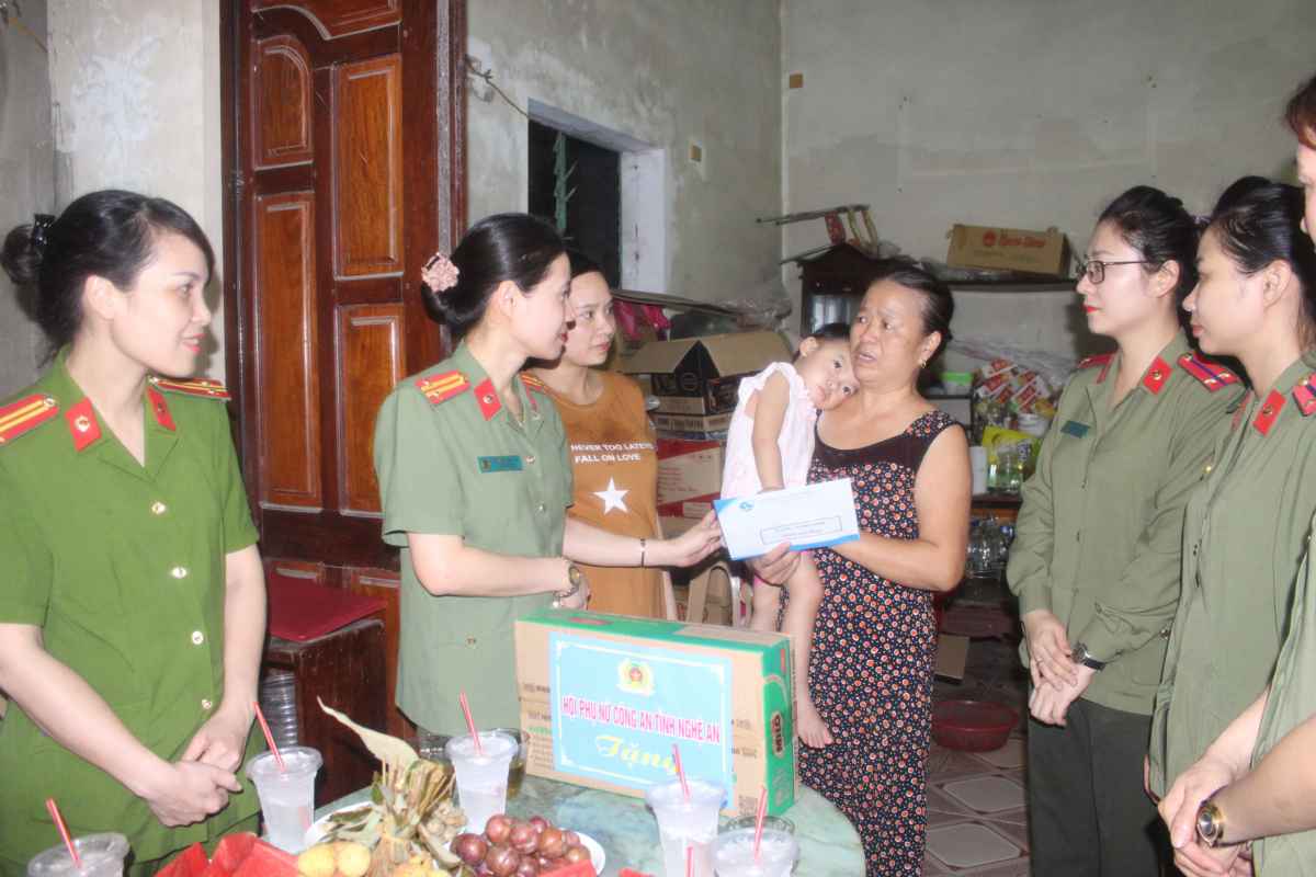 Tặng quà cho gia đình chị Phạm Thị Quỳnh