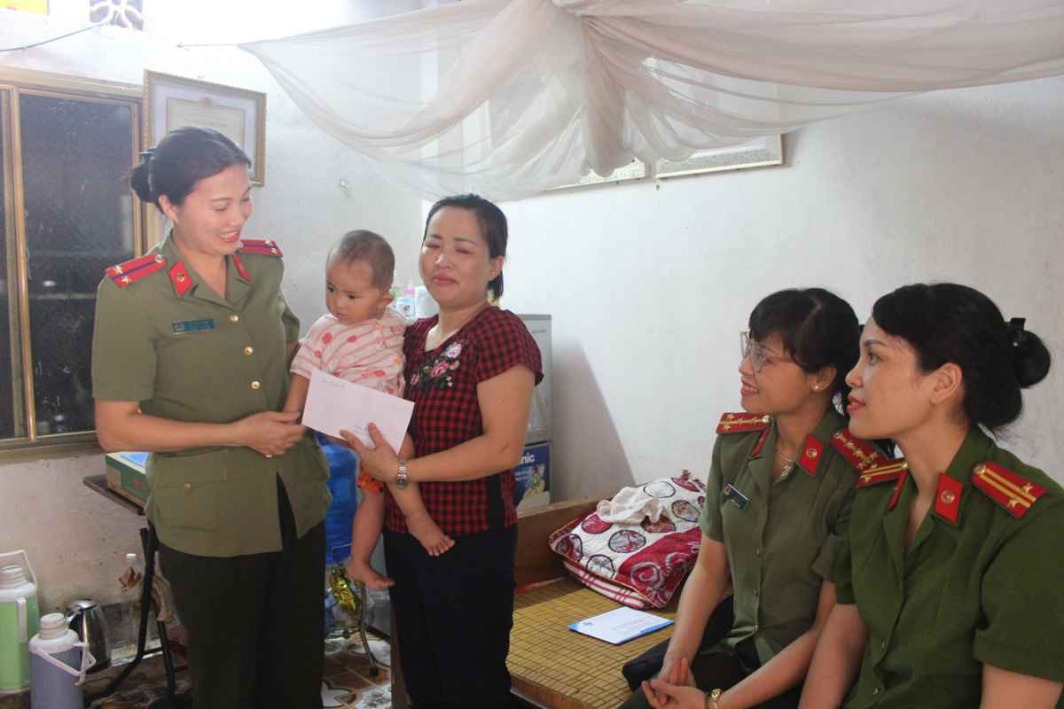 Đại diện Cụm thi đua số 2 tặng quà cho gia đình chị Thơm