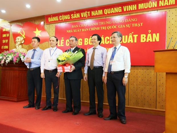 Ban lãnh đạo NXB CTQGST tặng sách Đại tướng Lê Hồng Anh.