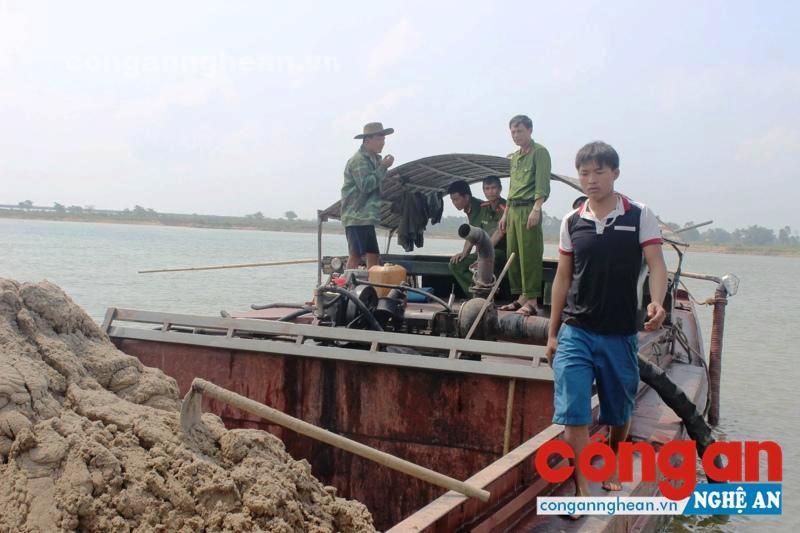 Nhiều vụ khai thác cát trái phép trên sông Lam bị Công an Nghệ An bắt giữ