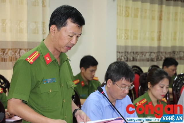 Trung tá Nguyễn Hữu Cường báo cáo về những khó khăn, tồn tại, hạn chế, vướng mắc trong công tác đấu tranh, phòng chống pháo và công tác quản lý VK-VLN-CCHT.