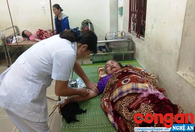 Nạn nhân Sầm Thị Niên đang được chăm sóc y tế