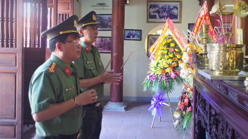 Lãnh đạo, CBCS hai đơn vị dâng hương, dâng hoa tại Nhà tưởng niệm cố Bộ trưởng Bộ Công an Trần Quốc Hoàn.