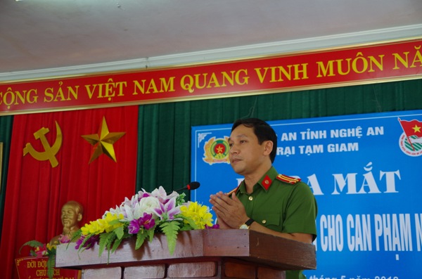 Trung tá Đinh Trọng Dung, Giám thị Trại Tạm giam phát biểu ra mắt tủ sách