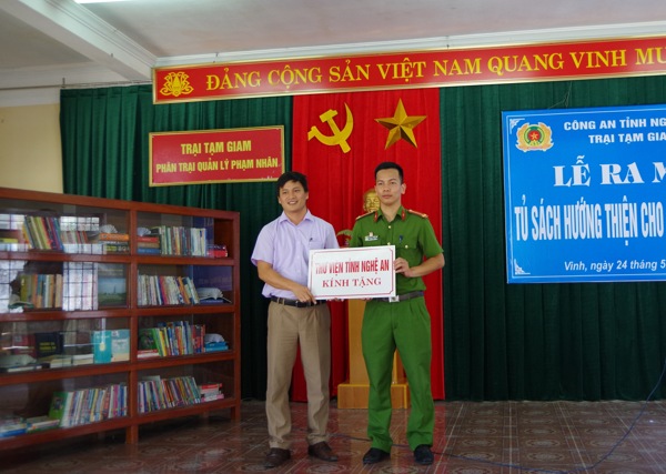 Lãnh đạo Thư viện tỉnh Nghệ An tặng 100 đầu sách cho tủ sách Hướng thiện
