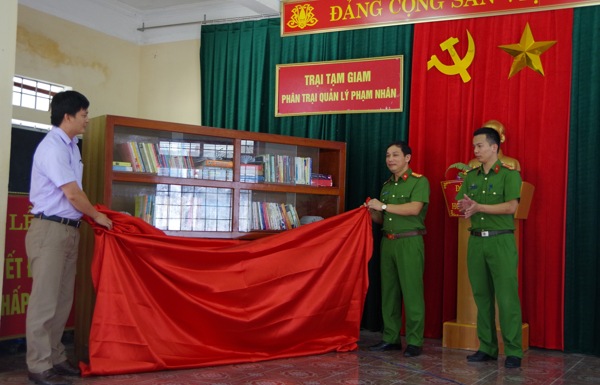 Lãnh đạo Thư viện tỉnh Nghệ An và Trại Tạm giam khai trương 