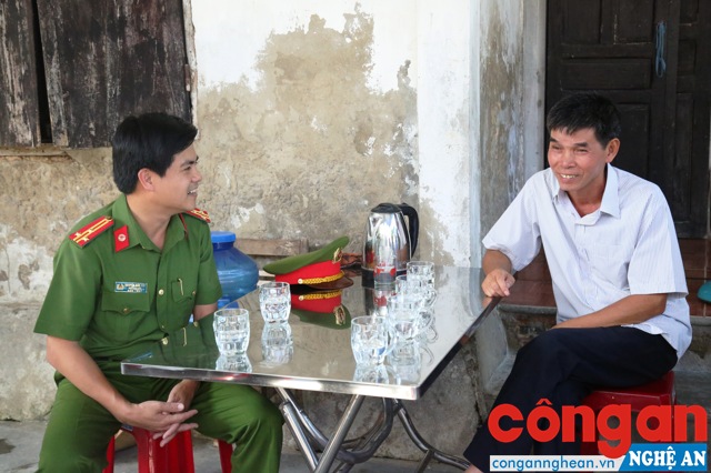 Thượng tá Nguyễn Đức Hải, Phó Giám đốc Công an tỉnh ân cần thăm hỏi động viên gia đình nữ Liệt sỹ Đinh Thị Vinh.