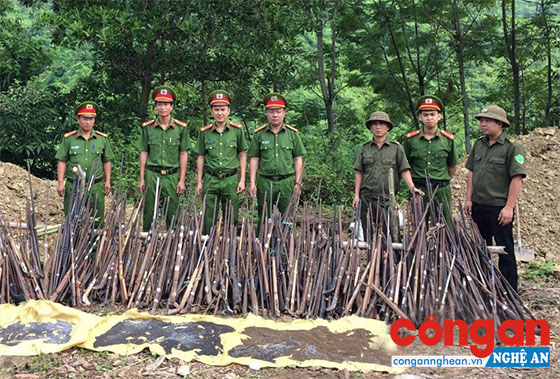 Các loại vũ khí tự chế do Công an huyện Kỳ Sơn vận động thu hồi từ quần chúng nhân dân