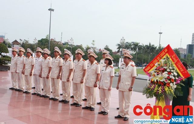 Lực lượng Thanh tra Công an tỉnh Nghệ An tổ chức dâng hoa tại Quảng trường Hồ Chí Minh