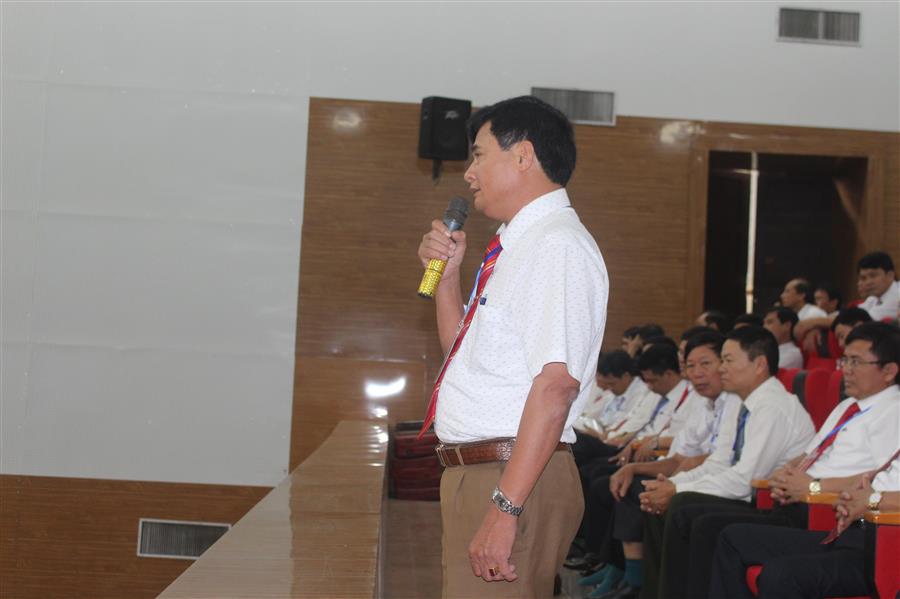 Đại biểu từ xã Diễn Yên, huyện Diễn Châu trao đổi về vướng mắc khi triển khai Nhà tương niệm Phùng Chí Kiên