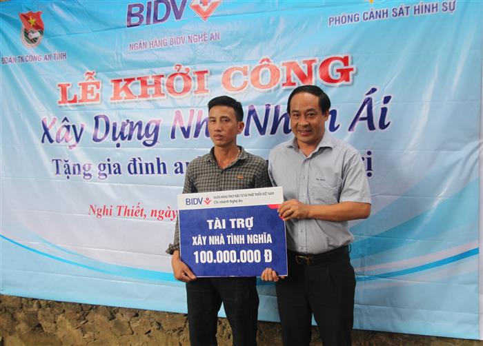 Đại diện lãnh đạo Ngân hàng BIDV Nghệ An trao số tiền tài trợ xây dựng nhà tình nghĩa 