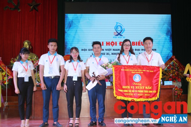 Đồng chí Lê Văn Lương, Phó Bí thư Tỉnh đoàn trao Cờ thi đua đơn vị xuất sắc trong công tác Hội và phong trào sinh viên nhiệm kỳ 2015-2018