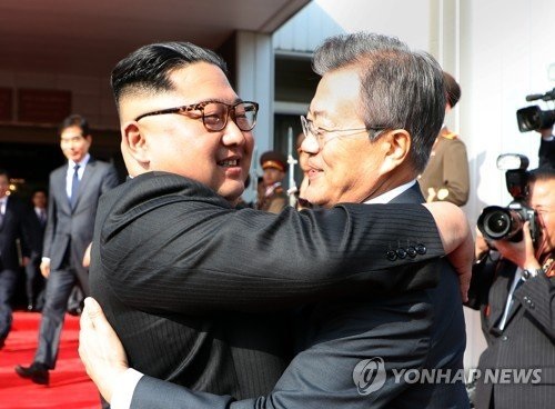 Nhà lãnh đạo Triều Tiên Kim Jong-un và Tổng thống Hàn Quốc Moon Jae-n tại cuộc gặp ngày 26/5. 