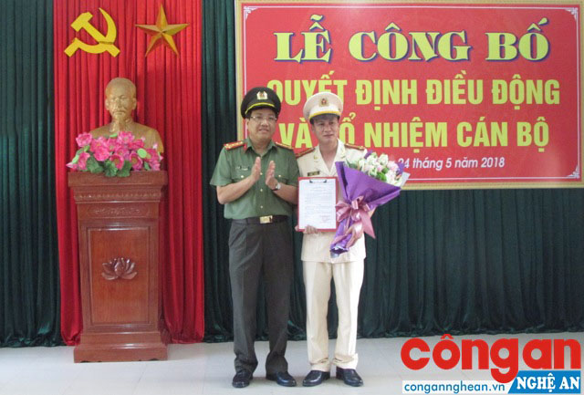 Đồng chí Đại tá Hồ Văn Tứ, Phó Giám đốc Công an tỉnh trao Quyết định bổ nhiệm cho Trung tá Phạm Vũ Cường