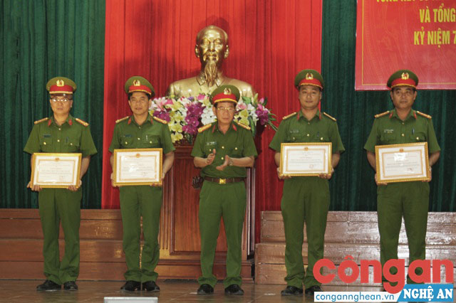 Đồng chí Đại tá Hồ Sỹ Tuấn, Giám đốc Cảnh sát PC&CC tỉnh tặng Giấy khen cho các tập thể vì có thành tích xuất sắc trong công tác